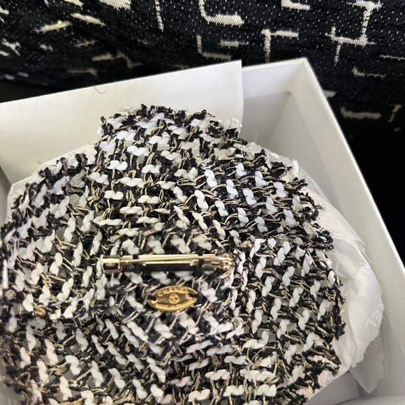 Chanel tweed camellia brooch - Picture 2 of 2